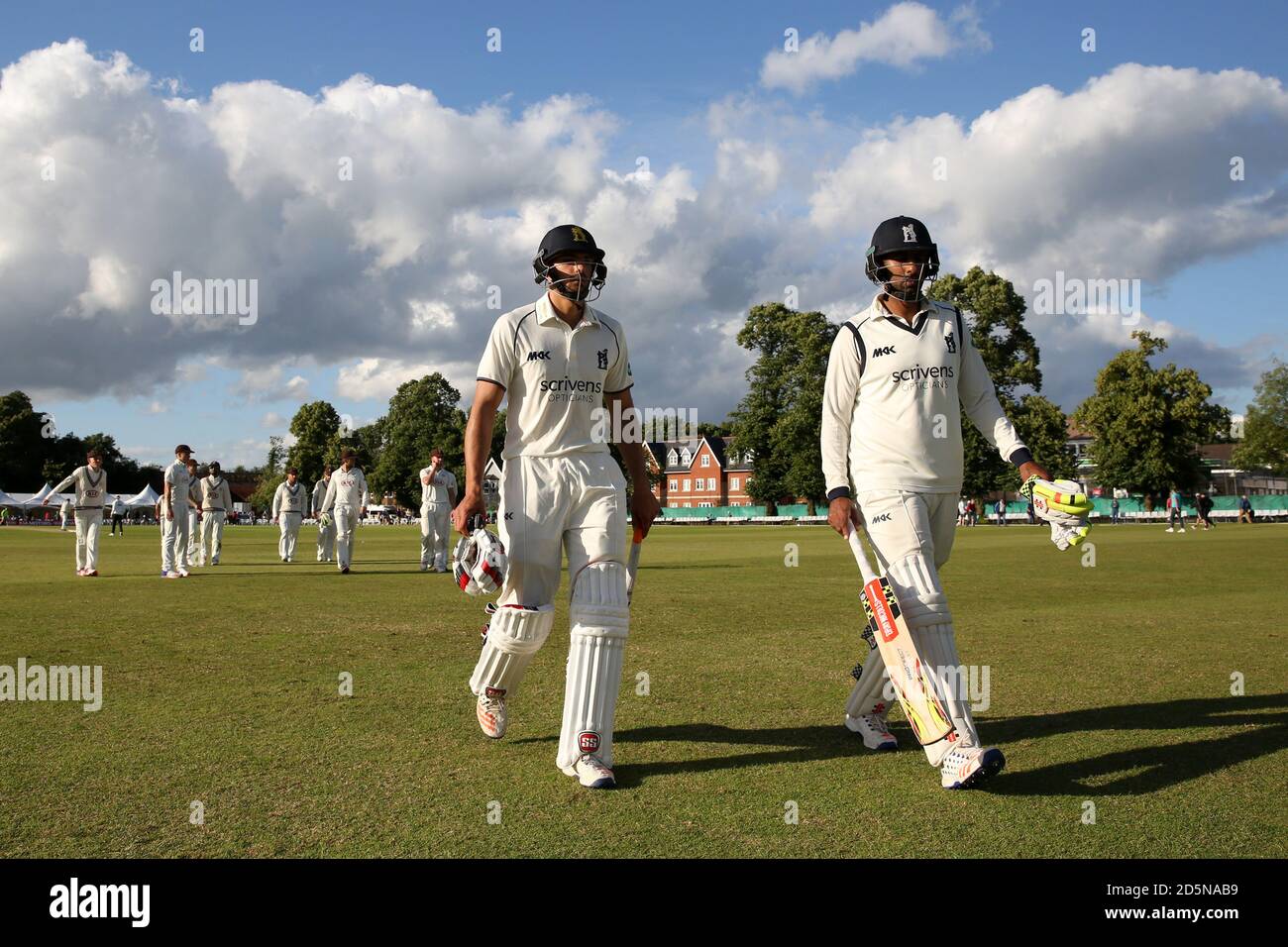 Warwickshire Andy Umeed und Varun Chopra gehen an der Ende der Wiedergabe Stockfoto