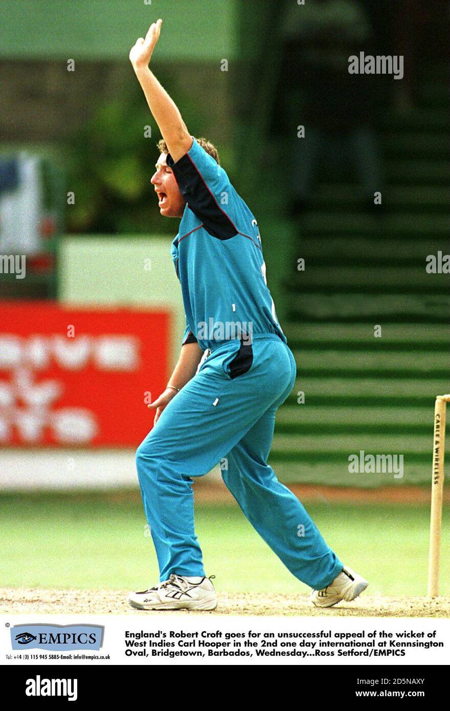 Englands Robert Croft appelliert für das Wicket von West Indies Batsman Carl Hooper Stockfoto