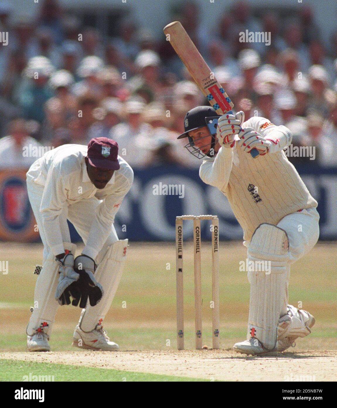 Englands Michael Atherton (rechts) spielt abseits der Straße Stockfoto