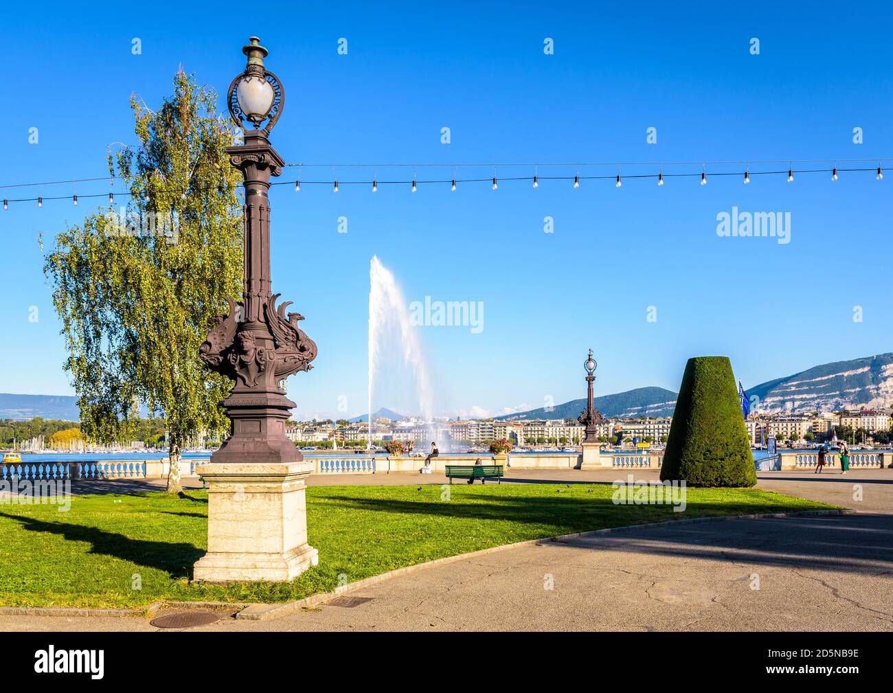 Die Mont Blanc Rotunde ist ein öffentlicher Platz in Genf am Genfersee, gegenüber dem Jet d'Eau Wasserstrahlbrunnen, mit Blick auf den Mont Blanc. Stockfoto