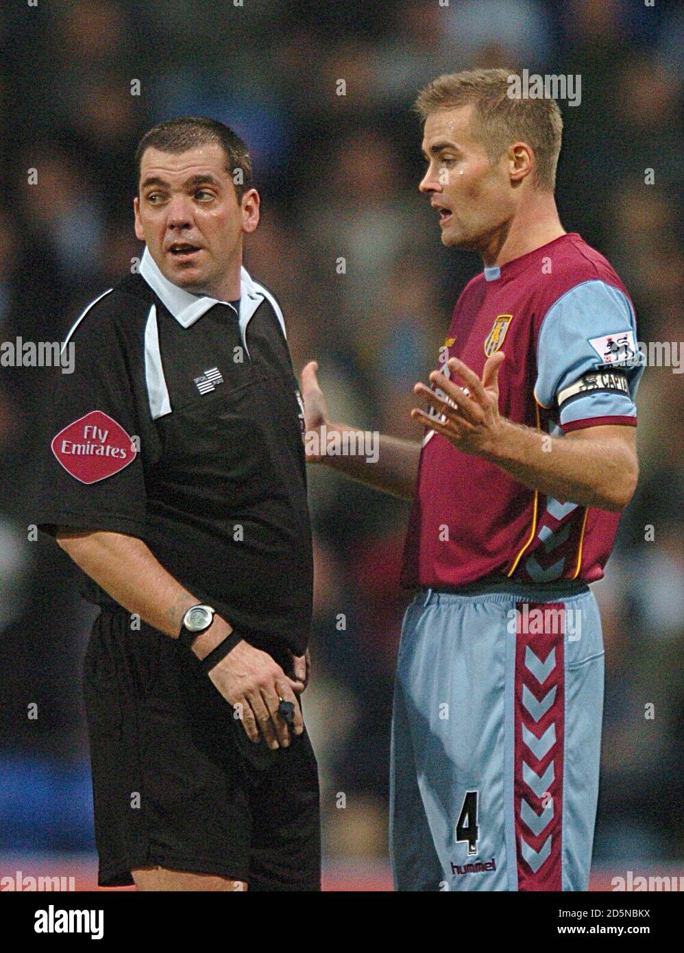 Olof Mellberg von Aston Villa hat Worte mit Schiedsrichter Phil Dowd Stockfoto