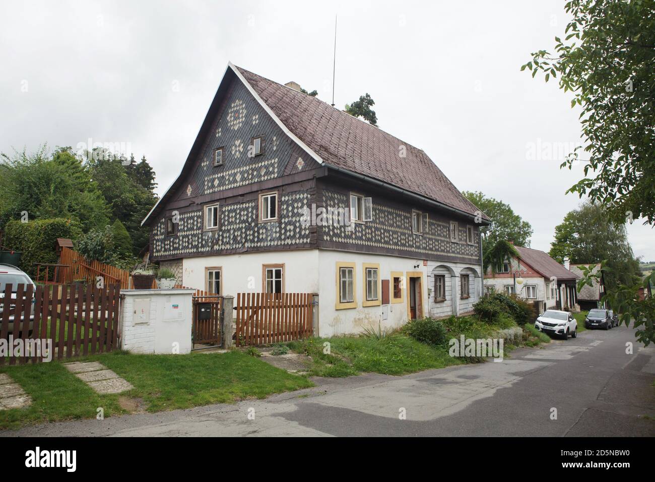 Traditionelles Holzhaus (roubenka) typisch für die Volksarchitektur im Lausitzer Gebirge in Jiřetín pod Jedlovou in Nordböhmen, Tschechien. Stockfoto