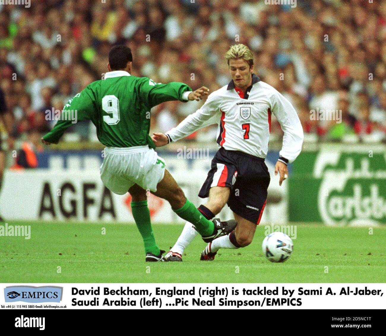 David Beckham, England (rechts) wird von Sami A. Al-Jaber, Saudi-Arabien (links) angegangen Stockfoto