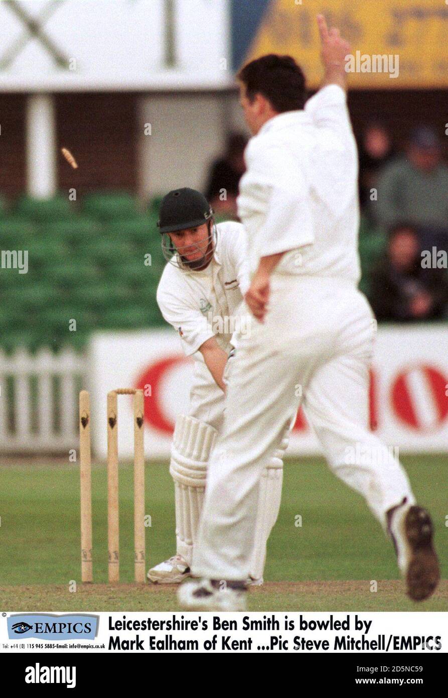 Ben Smith von Leicestershire wird von Mark Ealham aus Kent gewogen Stockfoto