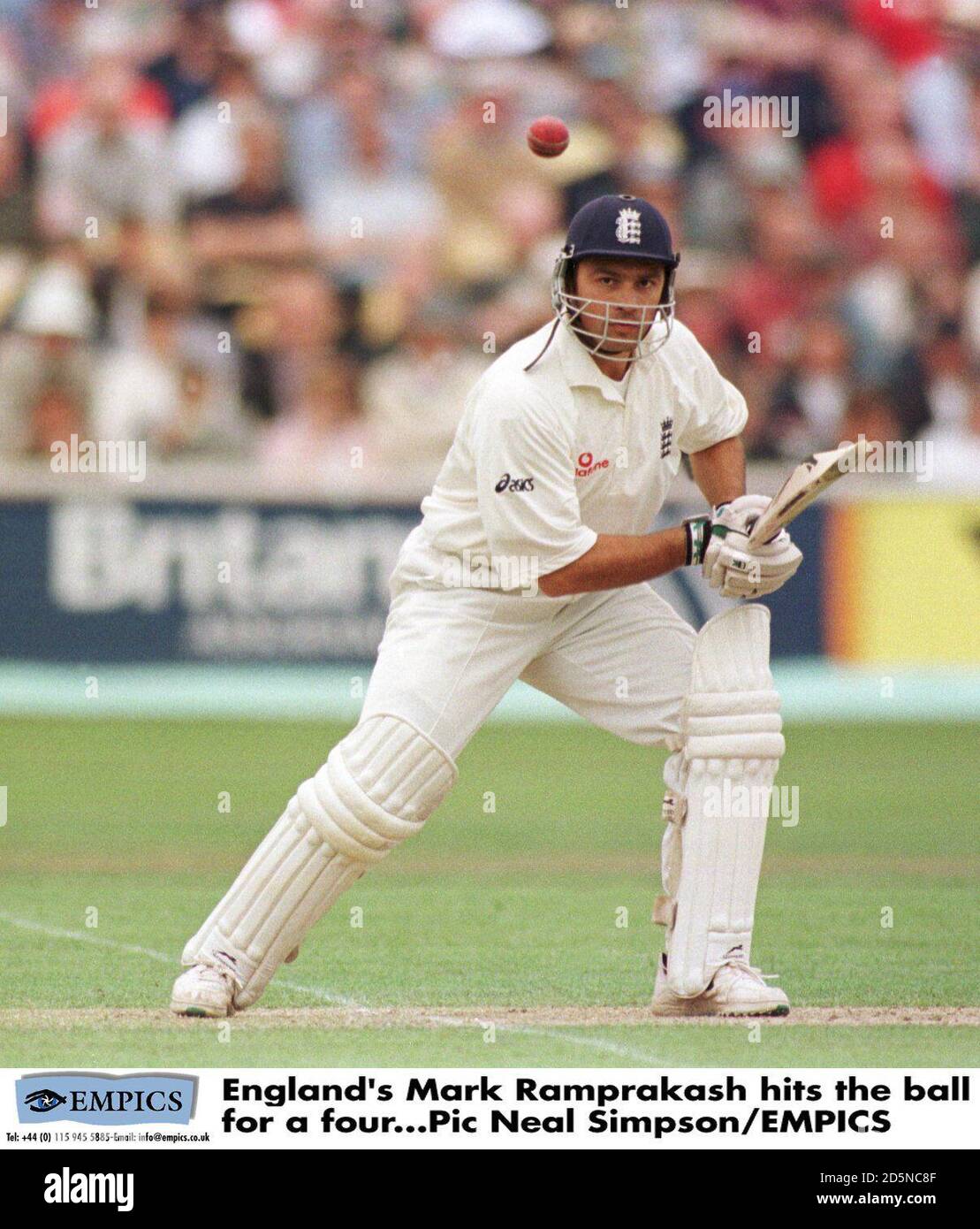 Englands Mark Ramprakash trifft den Ball für vier Stockfoto