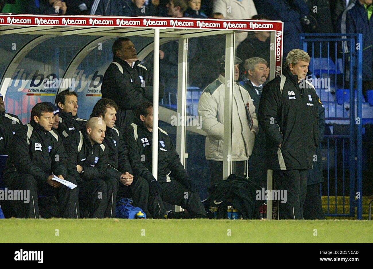 Birmingham City Manager Steve Bruce beobachtet seine Seite in Aktion Von den ausgegraben Stockfoto