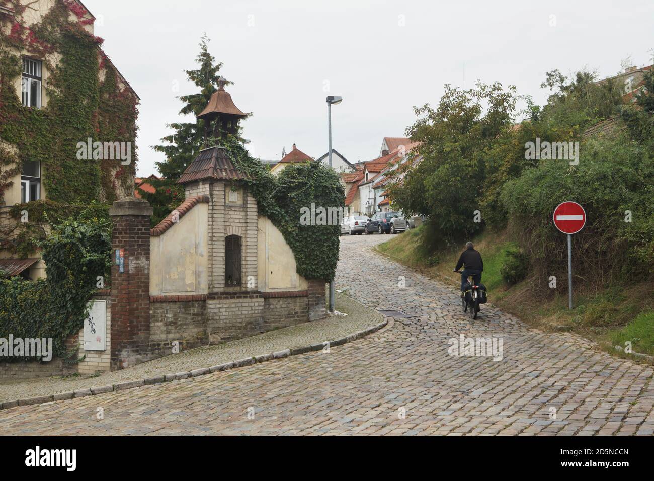 Straßenkapelle in Střešovičky, auch bekannt als Malé Střešovice (kleine Střešovice) in Prag, Tschechische Republik. Střešovičky ist eine ehemalige Arbeitersiedlung mit kleinen Häusern aus dem Ende des 18. Jahrhunderts, die ihre ursprüngliche Atmosphäre im Laufe der Jahrhunderte unberührt erhalten hat und heute als romantischer Ort ohne Touristen in den Prager Außenbezirken bekannt ist. Auf dem Foto ist die Ecke der Straße Pod Adnělkou und der Straße Ve Střešovičkách zu sehen. Stockfoto