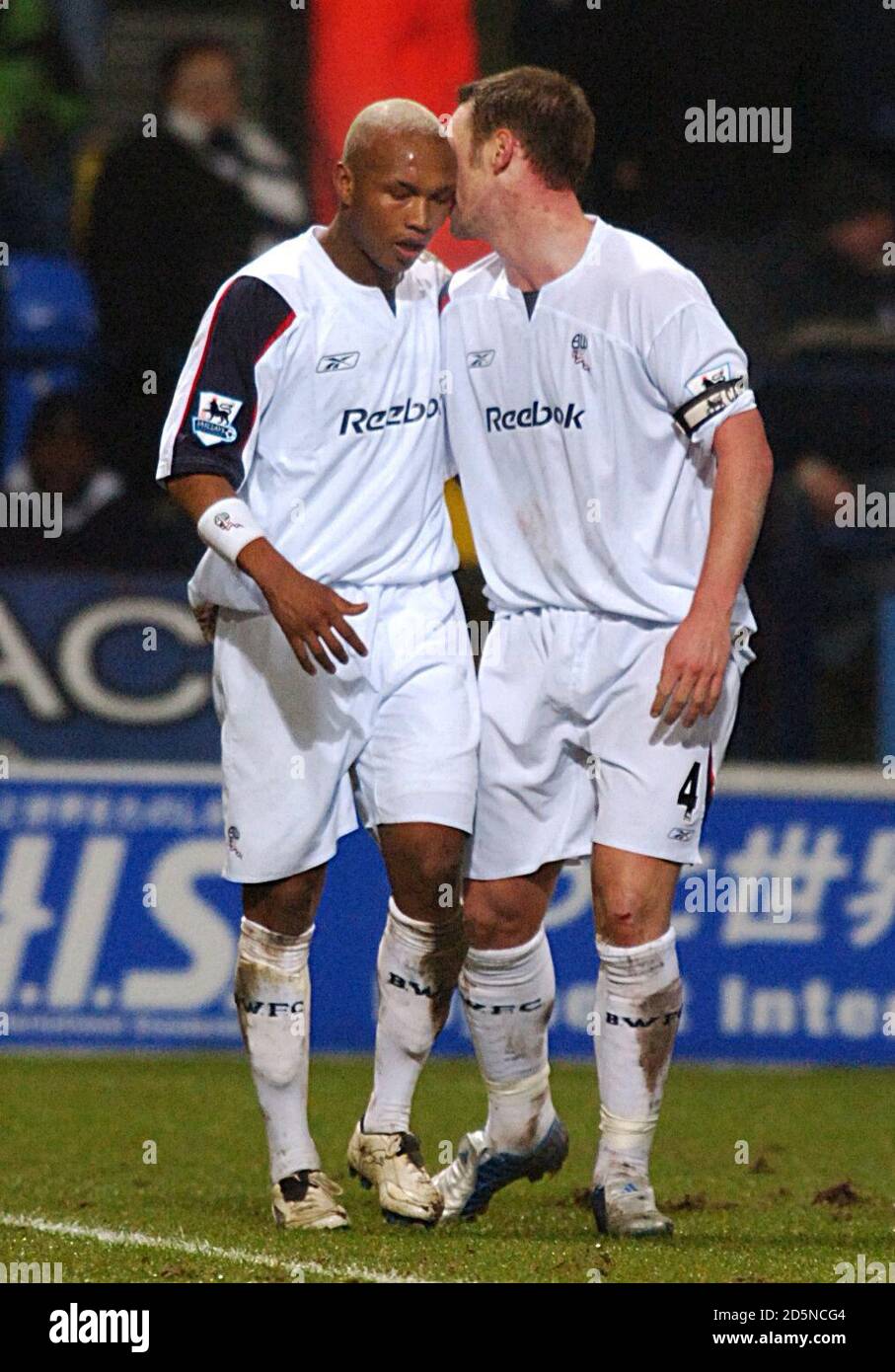 Bolton Wanderers El-Hadji Diouf feiert sein Tor mit Kevin Nolan Stockfoto