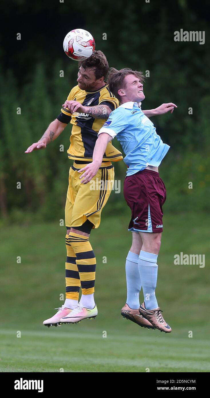 Fulhams Fernando Amorebieta (links) im Einsatz gegen Cobh Ramblers während ihrer Vorsaison freundlich auf Fota Island, Cork, Republik Irland. Stockfoto