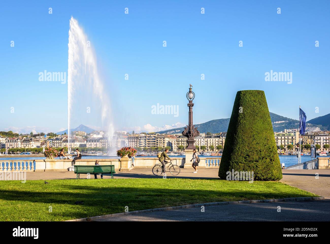 Die Mont Blanc Rotunde ist ein öffentlicher Platz in Genf am Genfersee mit Blick auf den Jet d'Eau Wasserstrahlbrunnen und den Mont Blanc. Stockfoto