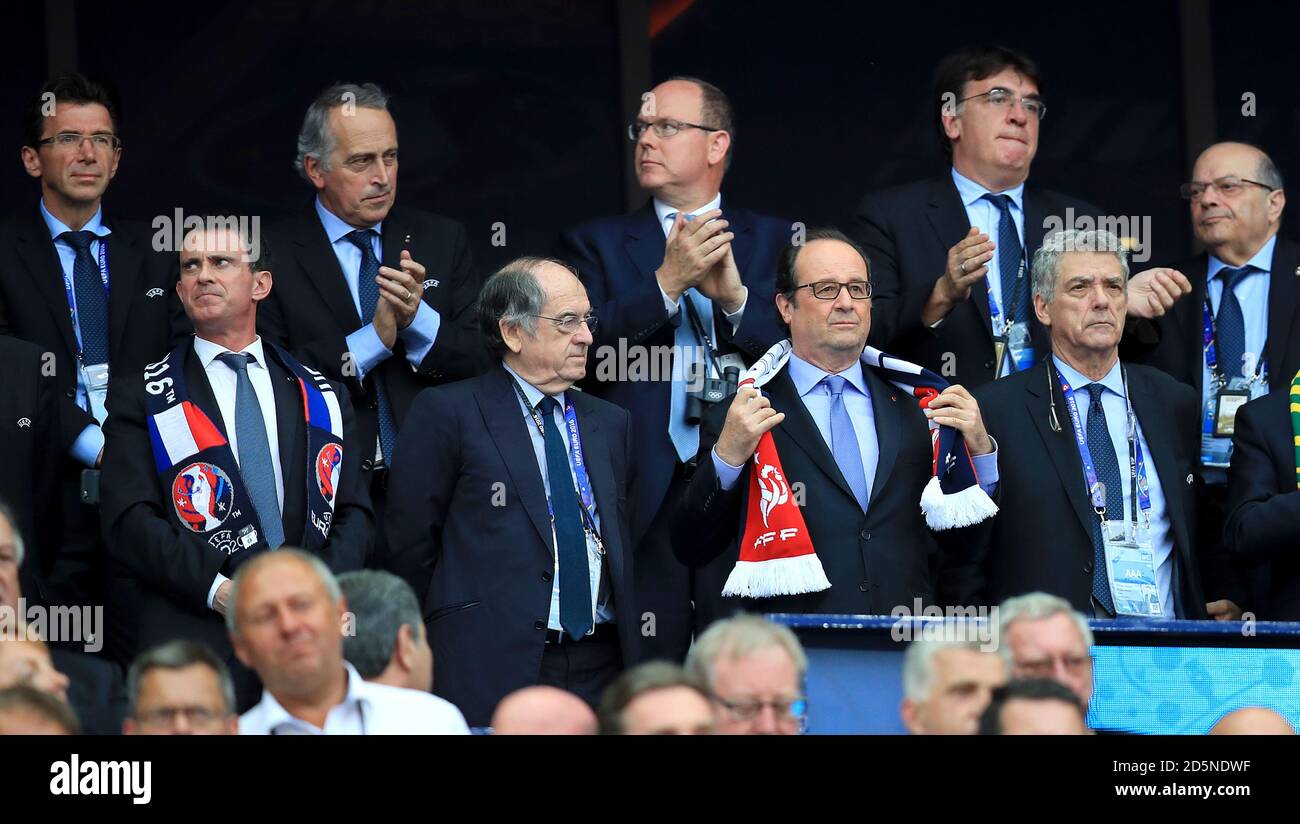 (Erste Reihe, L-R) Französisch Manuel Valls, Französisch Football Federation Präsident Noel Le Graet, Französisch Präsident Francois Hollande und Royal Spanish Football Federation Präsident Angel Maria Villar mit Prinz Albert von Monaco (hintere Reihe, Mitte) in den Ständen vor dem Spiel. Stockfoto