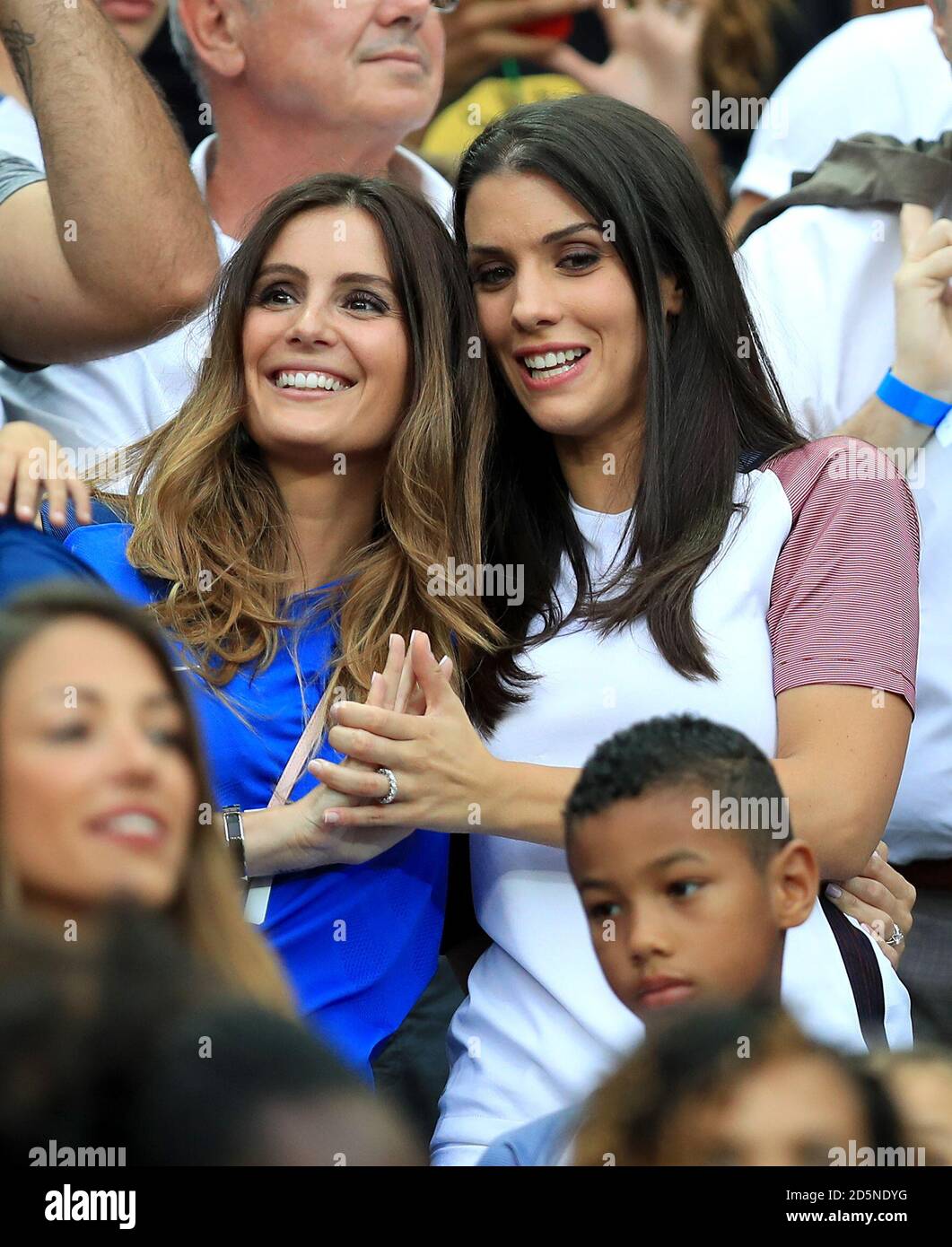 Marine Lloris, Ehefrau des französischen Torhüters Hugo Lloris (links) mit Ludivine Sagna, Ehefrau des französischen Bacary Sagna in der Tribüne vor dem Spiel. Stockfoto