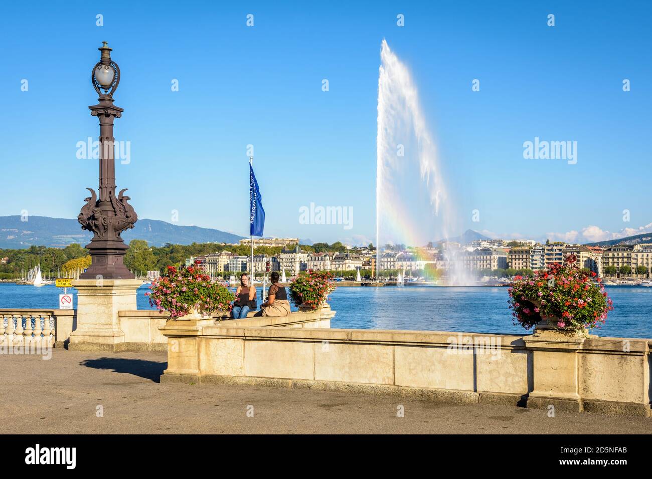 Blick über die Genfer Bucht und den Jet d'Eau Wasserstrahlbrunnen von der Rotunde des Mont Blanc, einem öffentlichen Platz am rechten Ufer des Genfersees. Stockfoto
