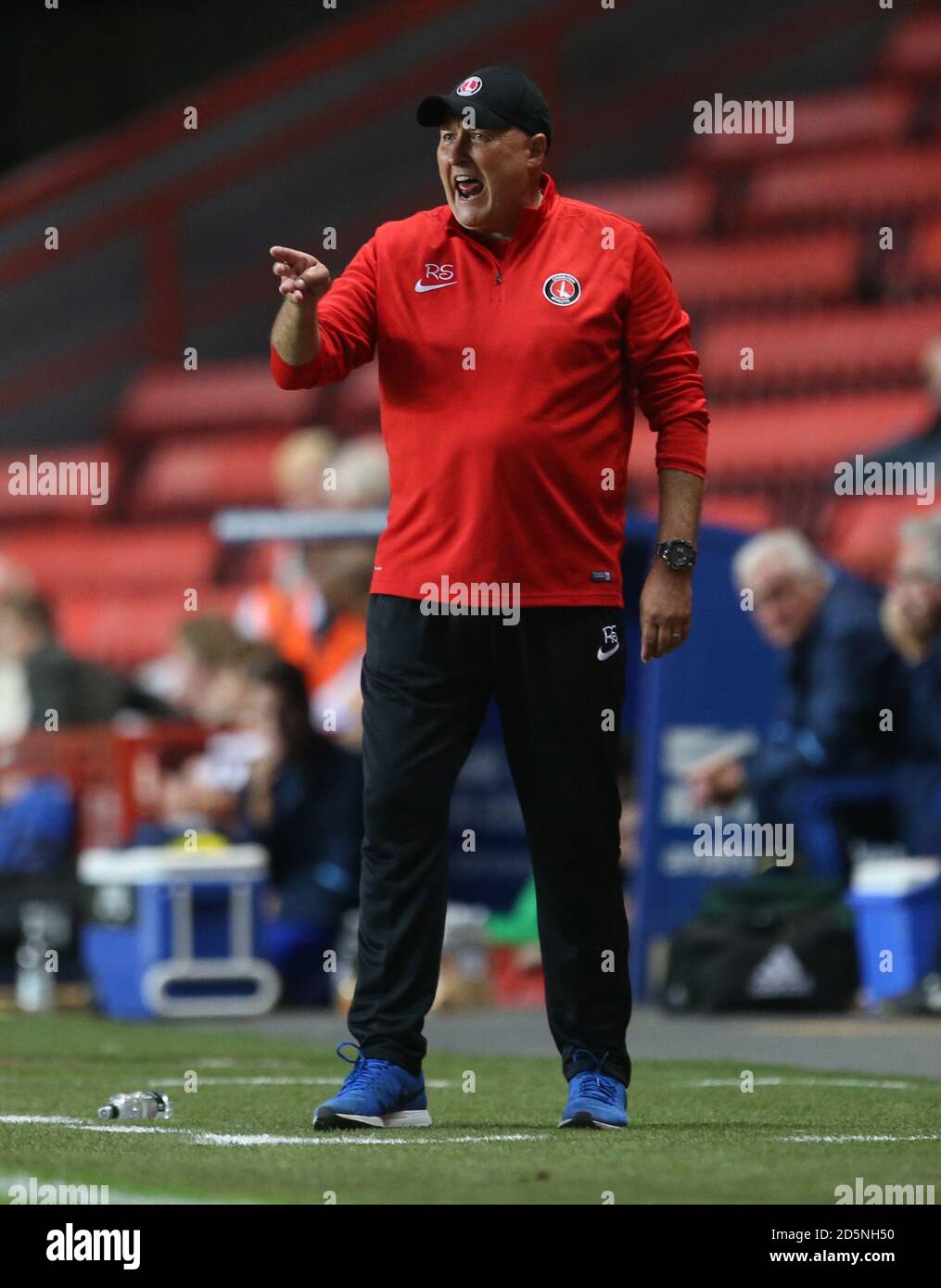 Charlton Athletic-Manager Russell Slade zeigt sich auf der Touchline Stockfoto