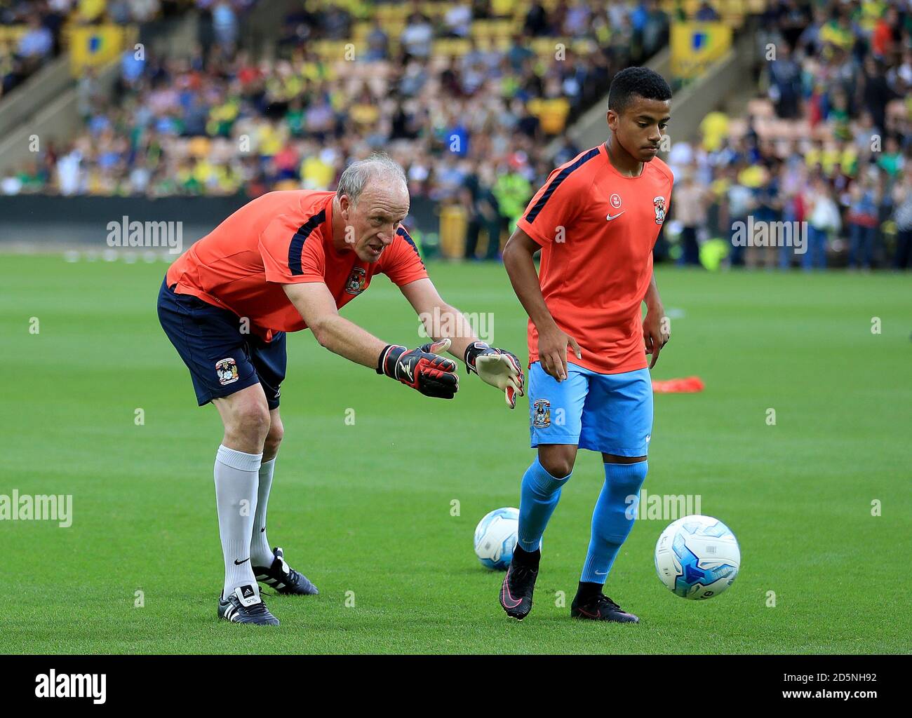 Coventry City Torwarttrainer Steve Ogizovic (links) und Kyle Spence Stockfoto