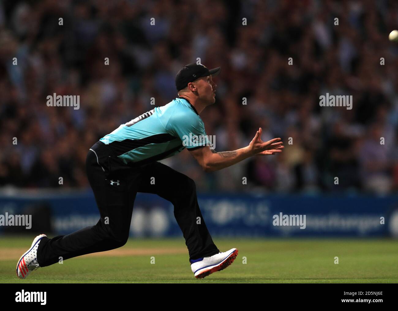 Surreys Jason Roy nimmt den Fang von Darren Stevens in Kent auf Stockfoto