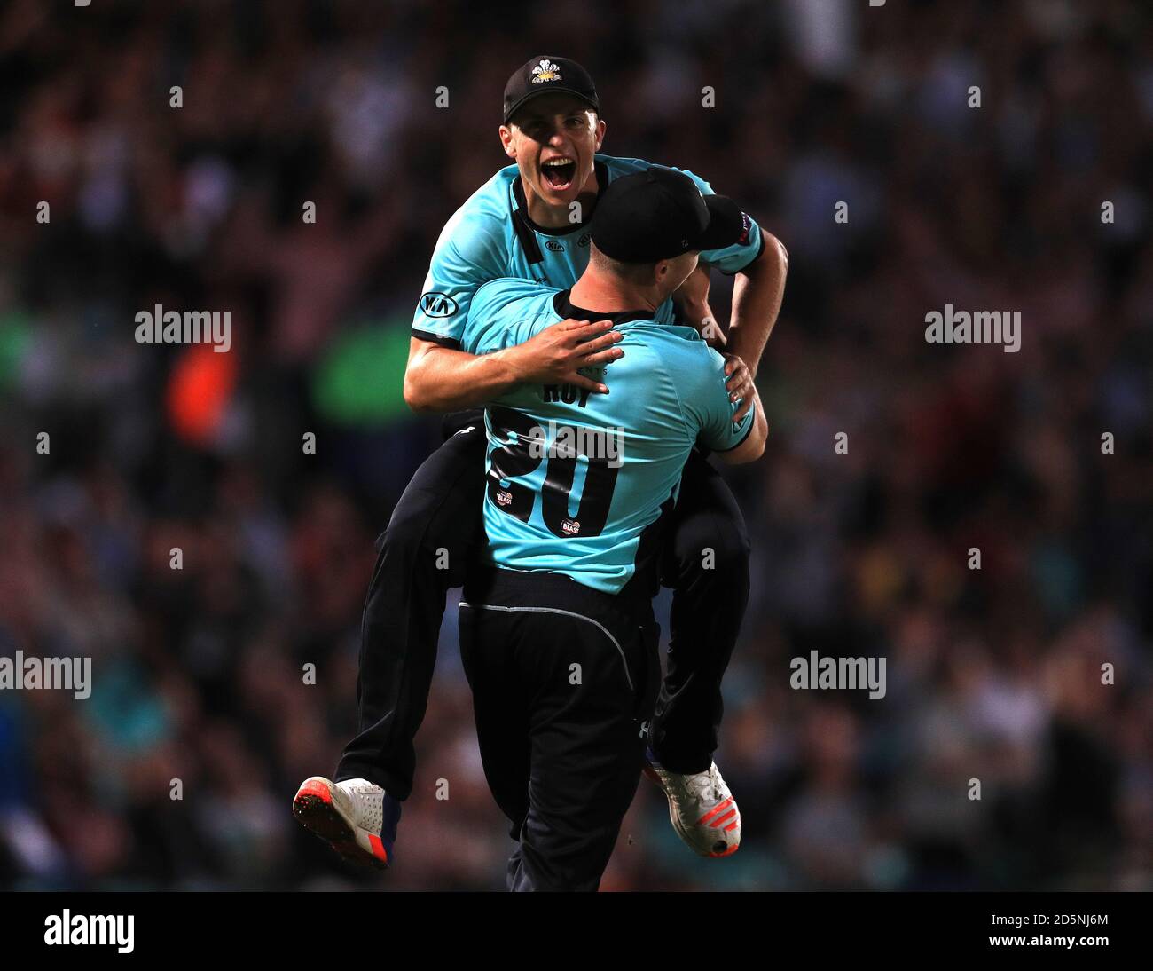 Surreys Tom Curran feiert mit Jason Roy nach Jason Fängen Aus Kents Darren Stevens Stockfoto