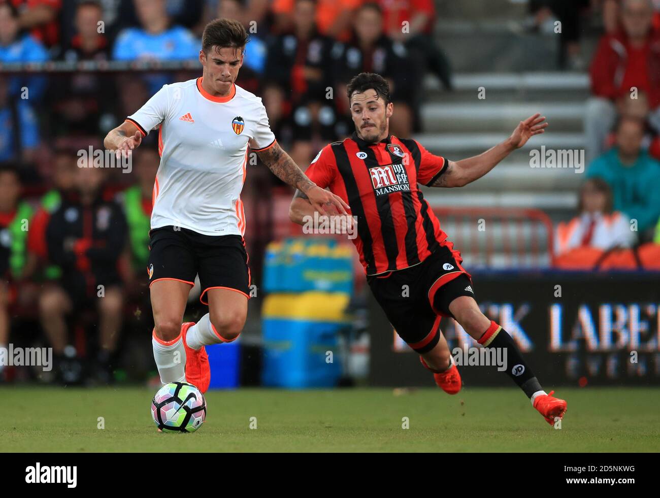 Valencia Santiago Mino kämpft um den Besitz des Balls mit AFC Bournemouth's Adam Smith (rechts) Stockfoto