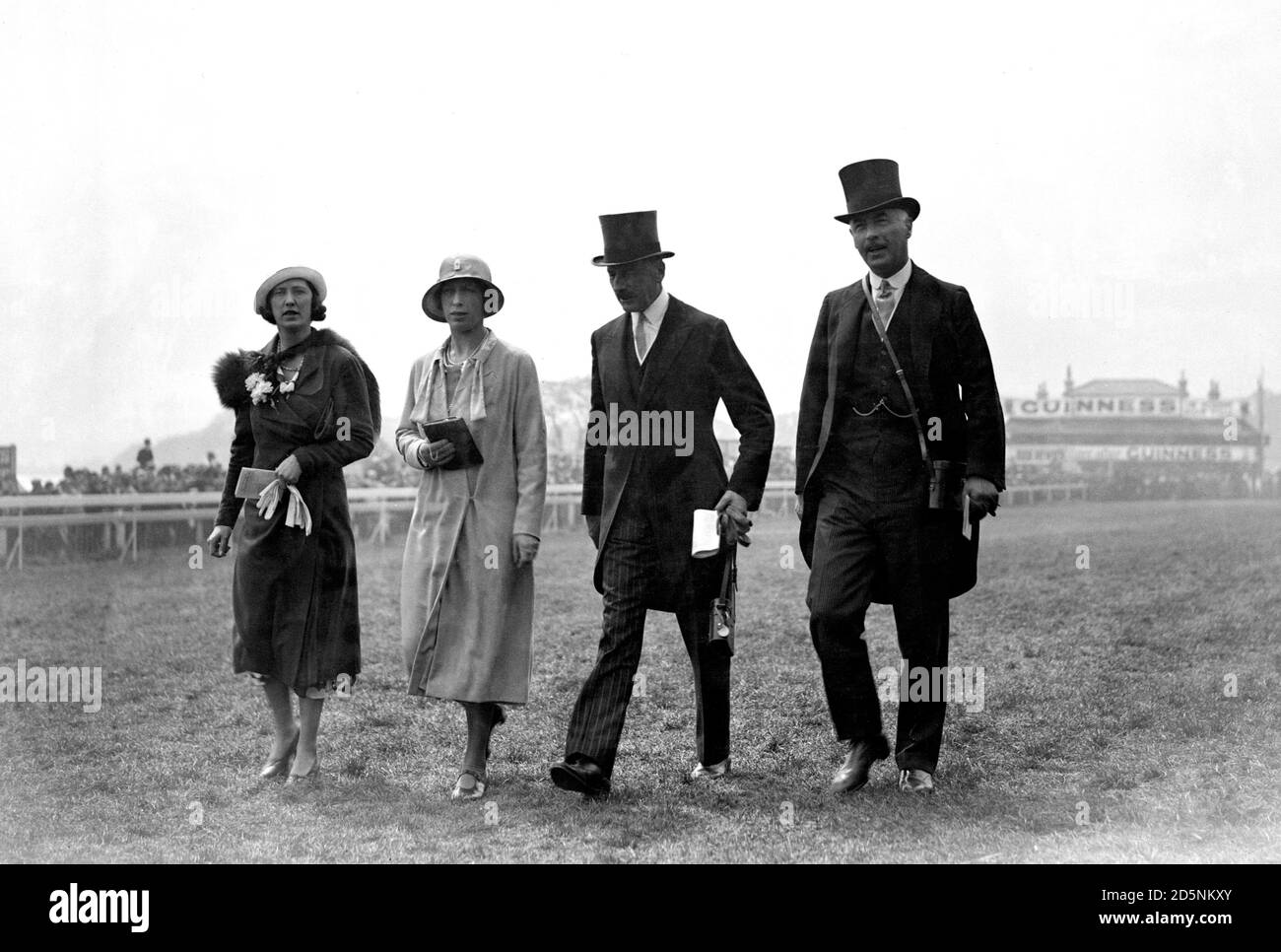 Die Prinzessin Royal mit Freunden auf der Strecke in Epsom vor dem Derby-Rennen. Stockfoto