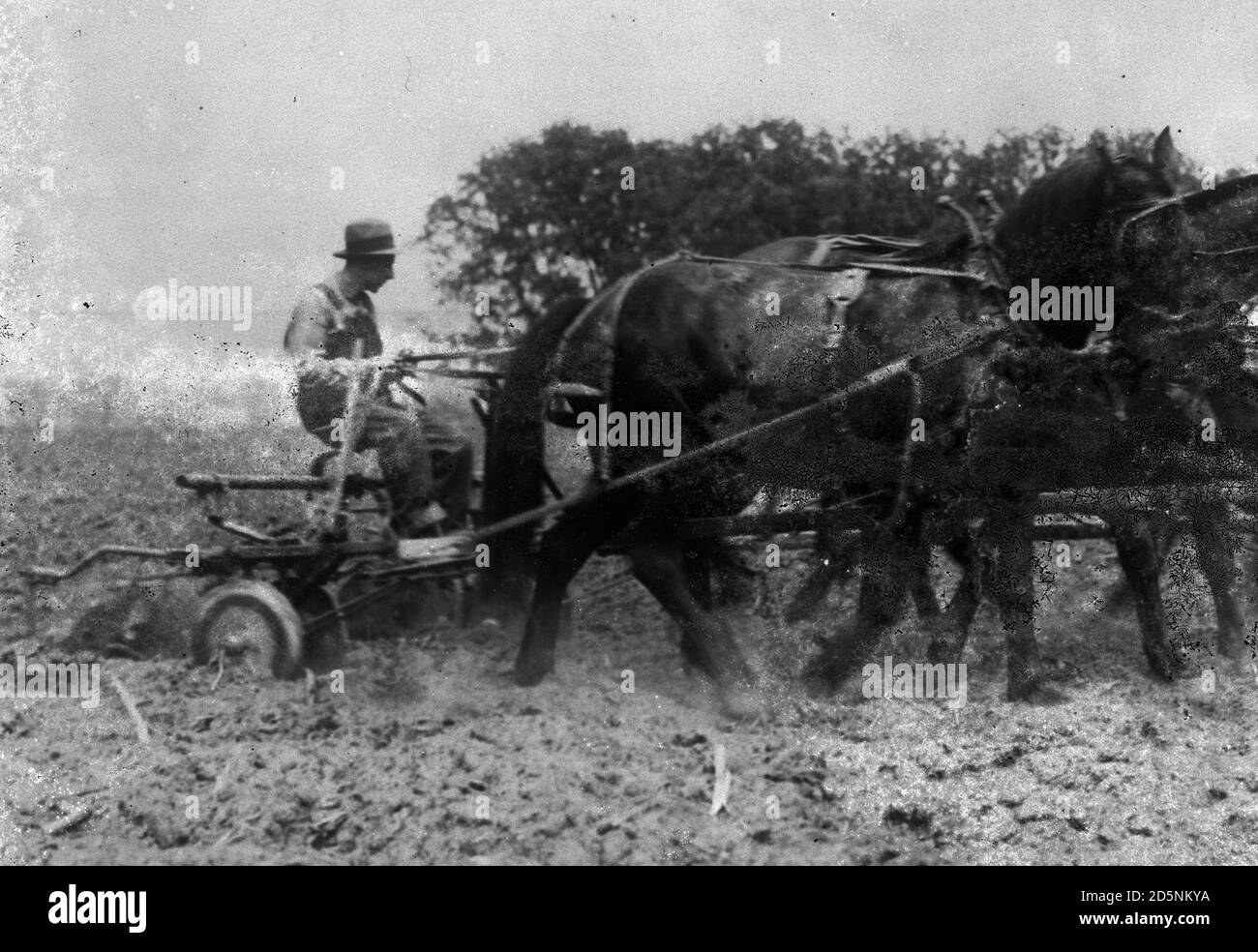 Lloyd Hahn, einer der größten Laufsportler Amerikas, tauscht die Strecke und das Feld gegen die Landwirtschaft aus. Hier beginnt er seinen Frühjahrsplug auf seiner Farm in Falls City, Nebraska. Stockfoto