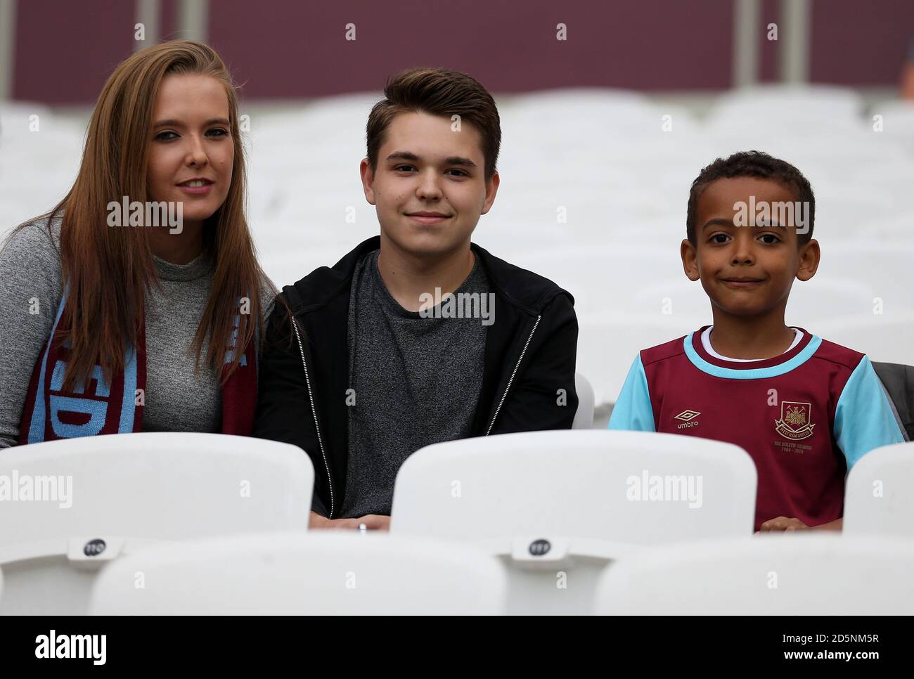 Allgemeine Ansicht der Fans vor dem Spiel. Stockfoto