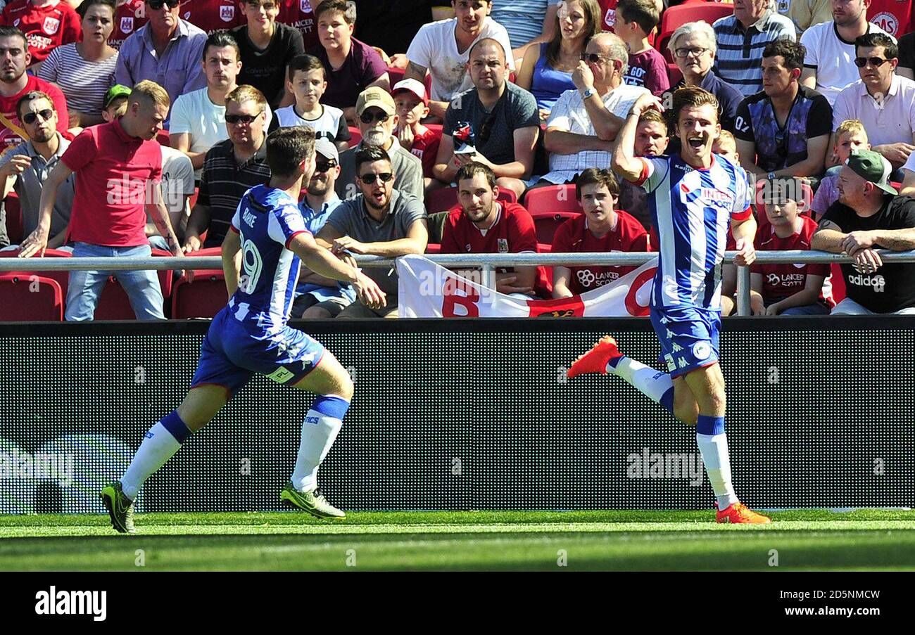 Alex Gilbey von Wigan Athletic feiert das erste Tor seiner Seite Des Spiels Stockfoto