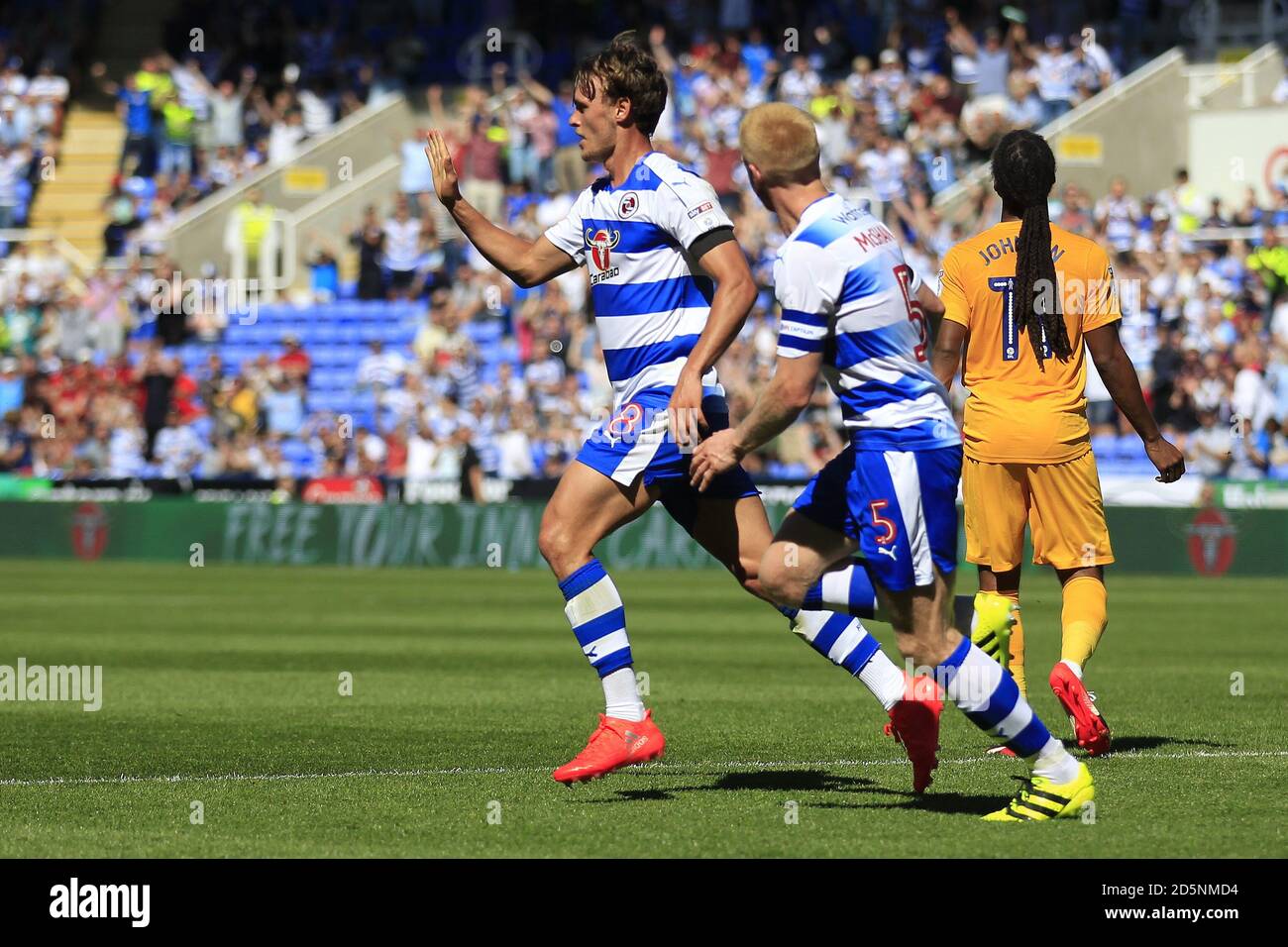 Reading's John Swift (links) feiert das erste Tor seiner Seite Mit Paul McShane Stockfoto