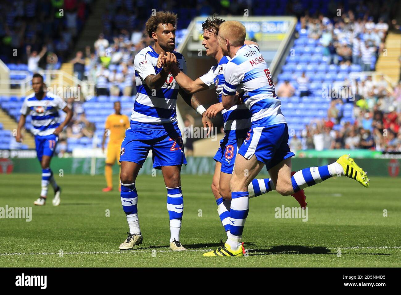 John Swift von Reading (Mitte) feiert das erste Tor seiner Seite Mit Daniel Williams (links) und Paul McShane Stockfoto