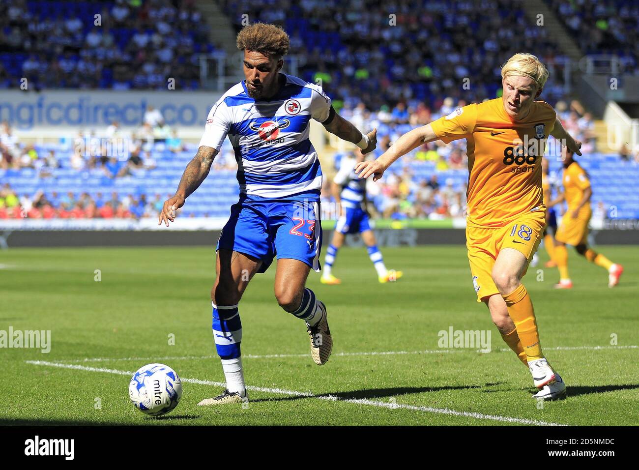 Reading's Daniel Williams (links) und Preston North End's Ben Pringle Kampf um den Ball Stockfoto