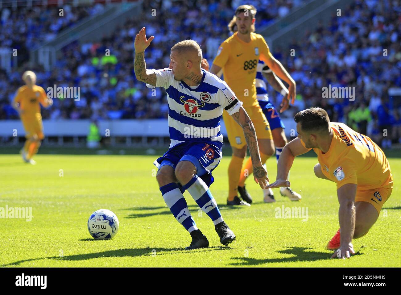 Reading's Deniss Rakels (links) in Aktion mit Preston North End's Bailey Wright Stockfoto