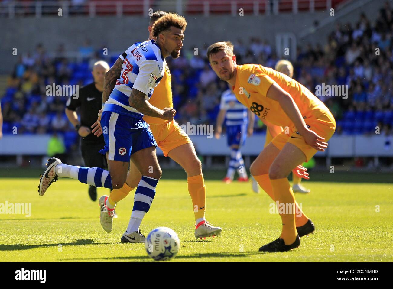 Reading's Daniel Williams (links) in Aktion mit Preston North End's Paul Huntington Stockfoto