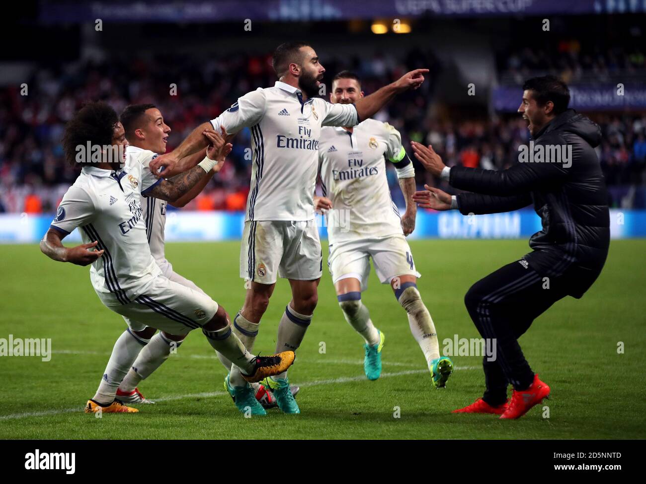 Daniel Carvajal von Real Madrid feiert das dritte Tor seiner Seite Des Spiels mit seinen Teamkollegen Stockfoto