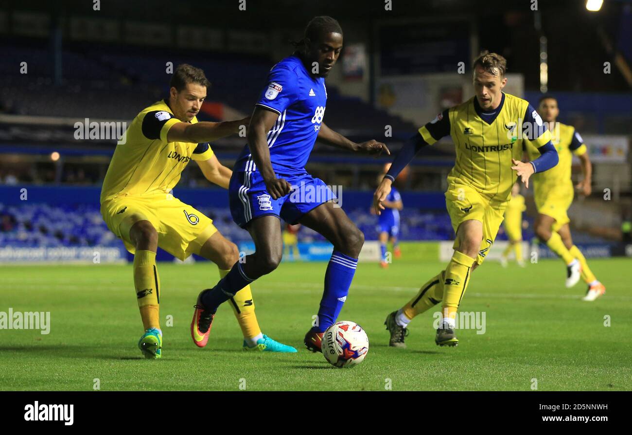 Clayton Donaldson (Mitte) von Birmingham City kämpft gegen Aaron Martin (links) und Sam Long (rechts) von Oxford United um den Ball. Stockfoto