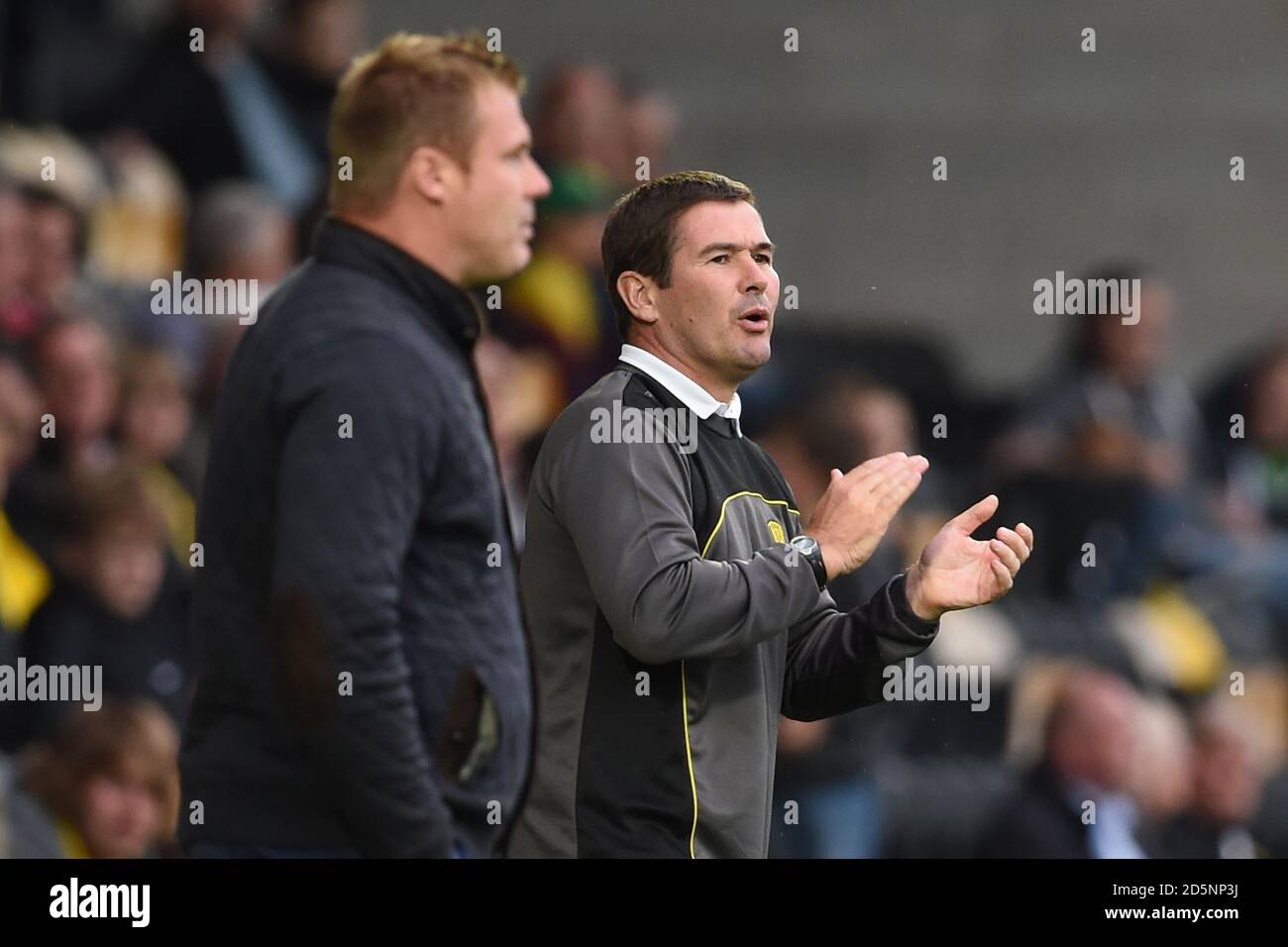 Burton Albion Manager Nigel Clough (rechts) und Bury Manager David Flktcroft (links) Stockfoto