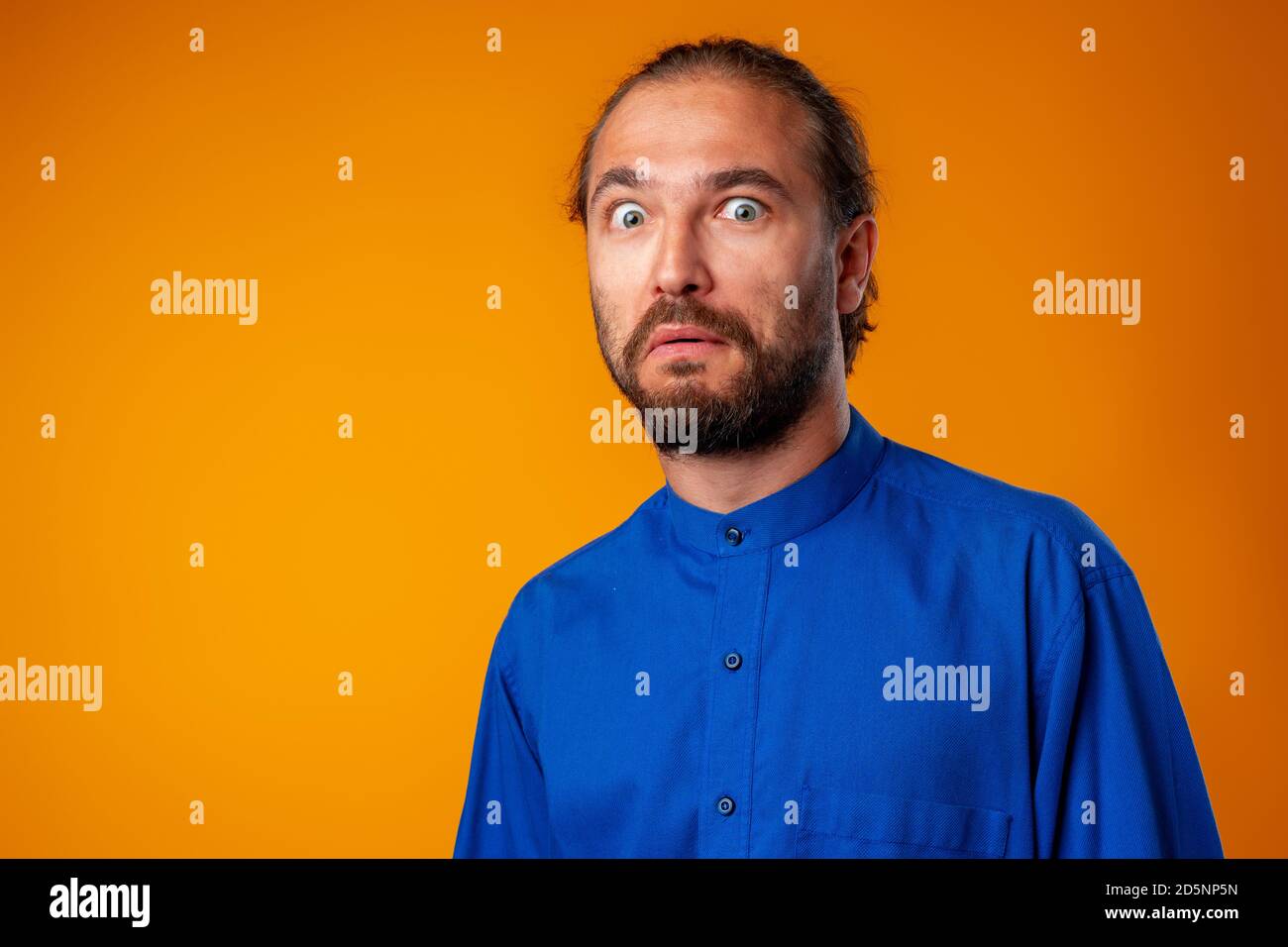 Erstaunt und verwirrt bärtigen Mann sieht mit Erstaunen Stockfoto
