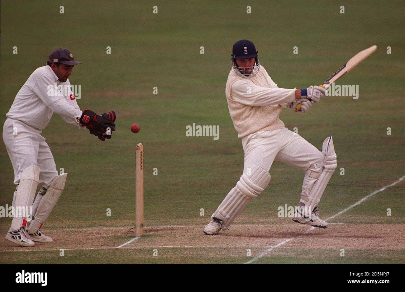 Mark Ealham aus England (rechts) schneidet den Ball Stockfoto