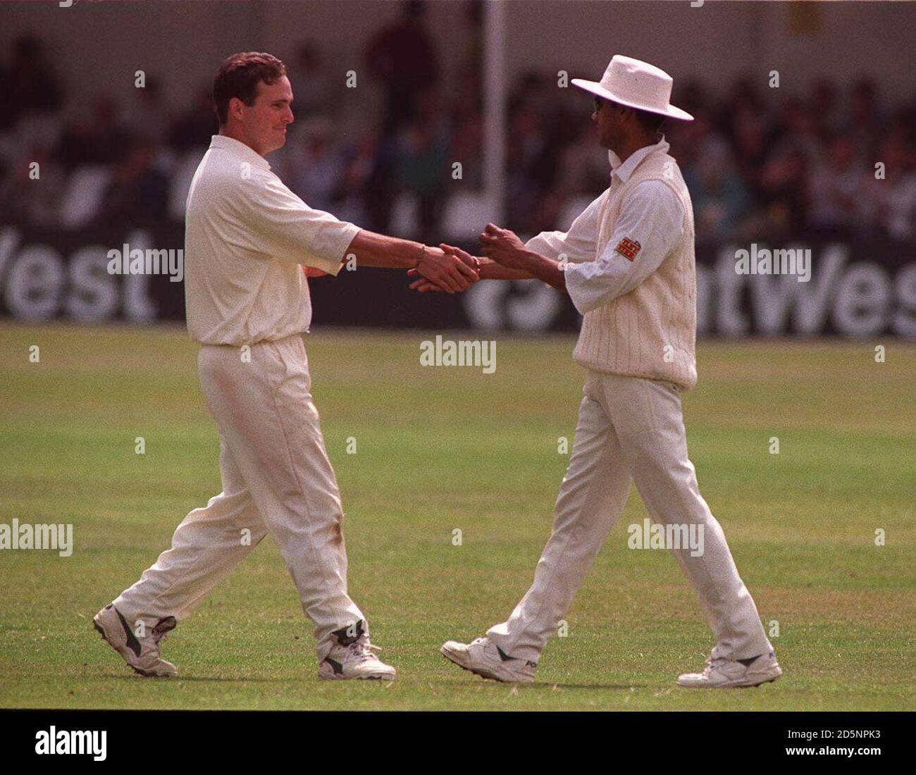 Mark Ealham (links) und Min Patel (rechts) aus England feiern Stockfoto