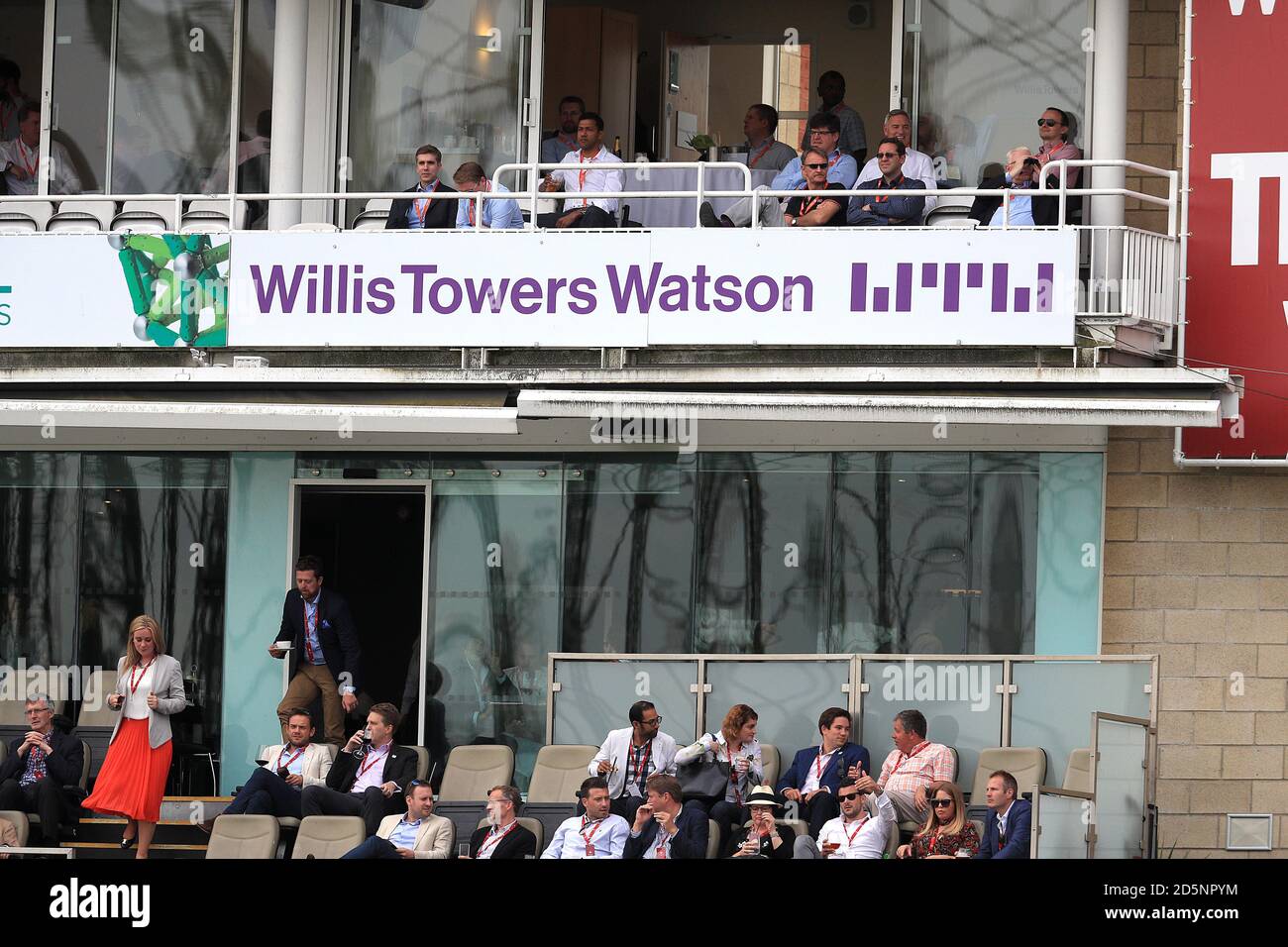 Cricket-Fans beobachten das Geschehen im Kia Oval Stockfoto