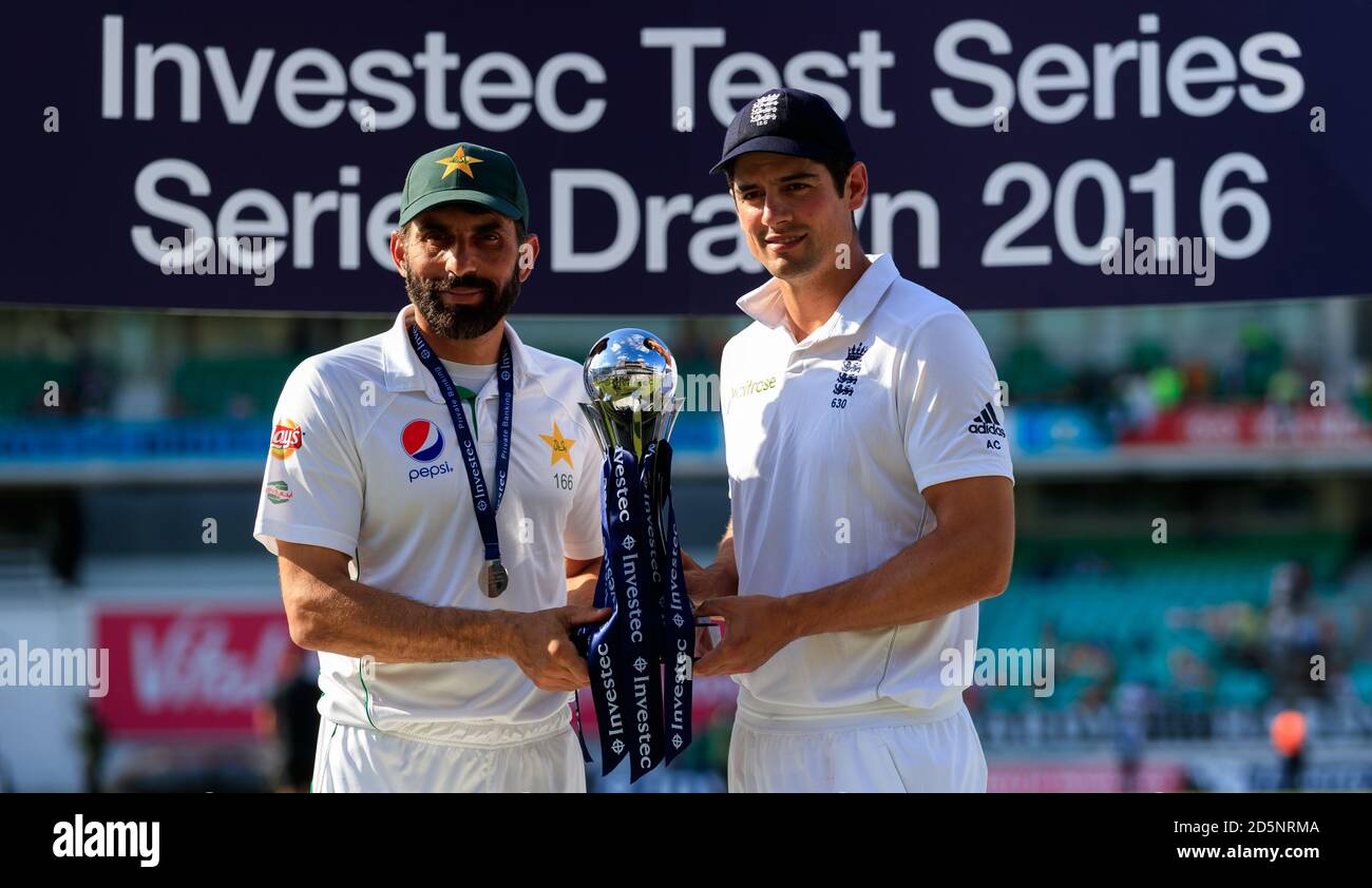 Englands Kapitän Alastair Cook (rechts) und Pakistans Kapitän Misbah-ul-Haq mit der Trophäe Stockfoto