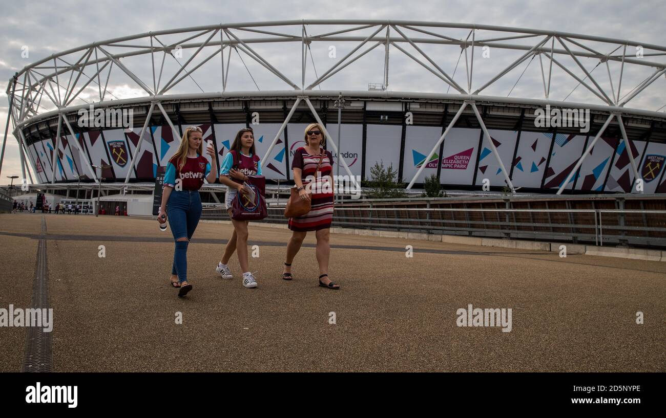 Allgemeine Sicht auf West Ham Fans spazieren vorbei an London Stadion Stockfoto