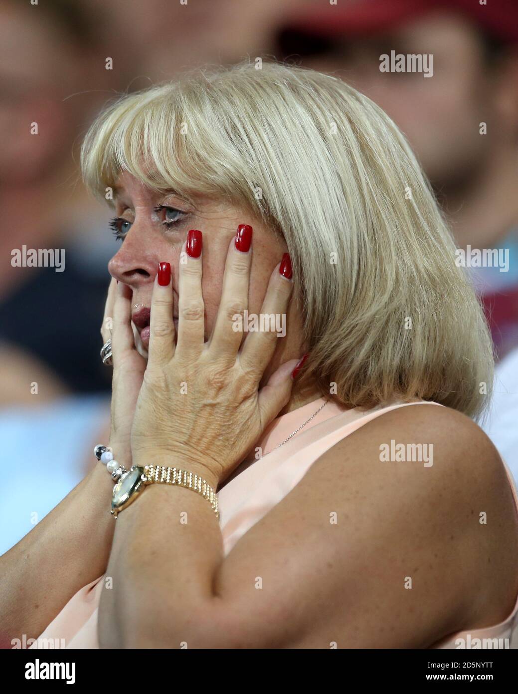 Ein Fan von West Ham United in den Tribünen scheint niedergeschlagen zu sein Stockfoto