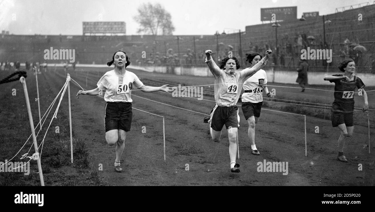 Miss H.M. Burrell Finishing in Stil, gewann Hitze 10 der 100 Yards Ladies Open Handicap. Hunderte von Sportlerinnen nahmen am Genfer Sporttreffen an der Stamford Bridge, Fulham, London, Teil. Stockfoto