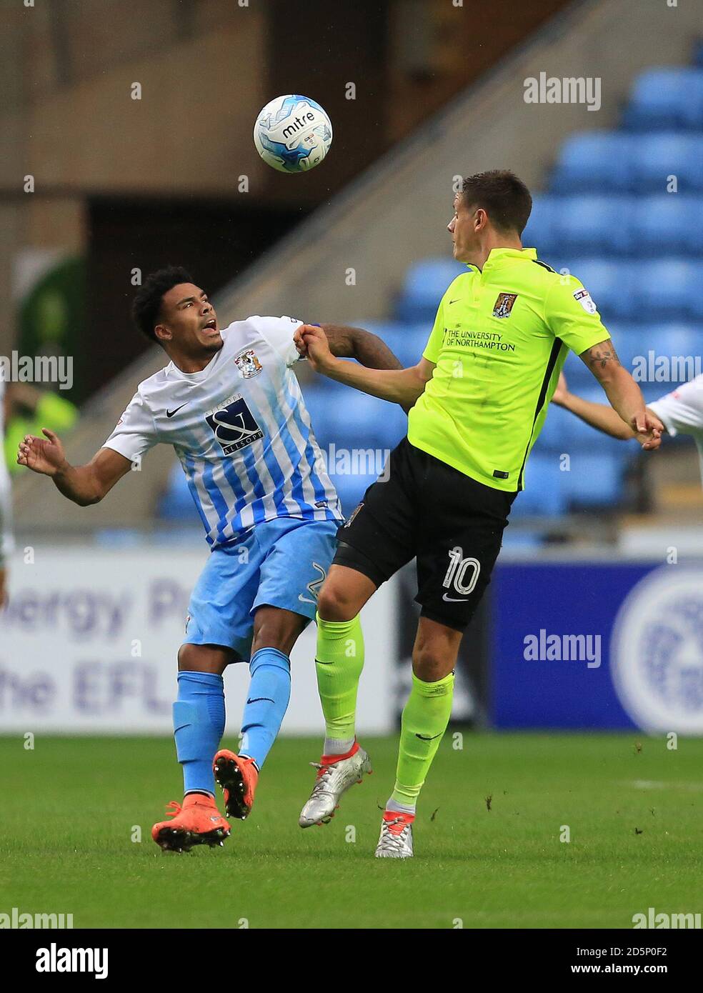Jordan Willia von Coventry City (links) kämpft mit Alex von Northampton Town Revell Stockfoto