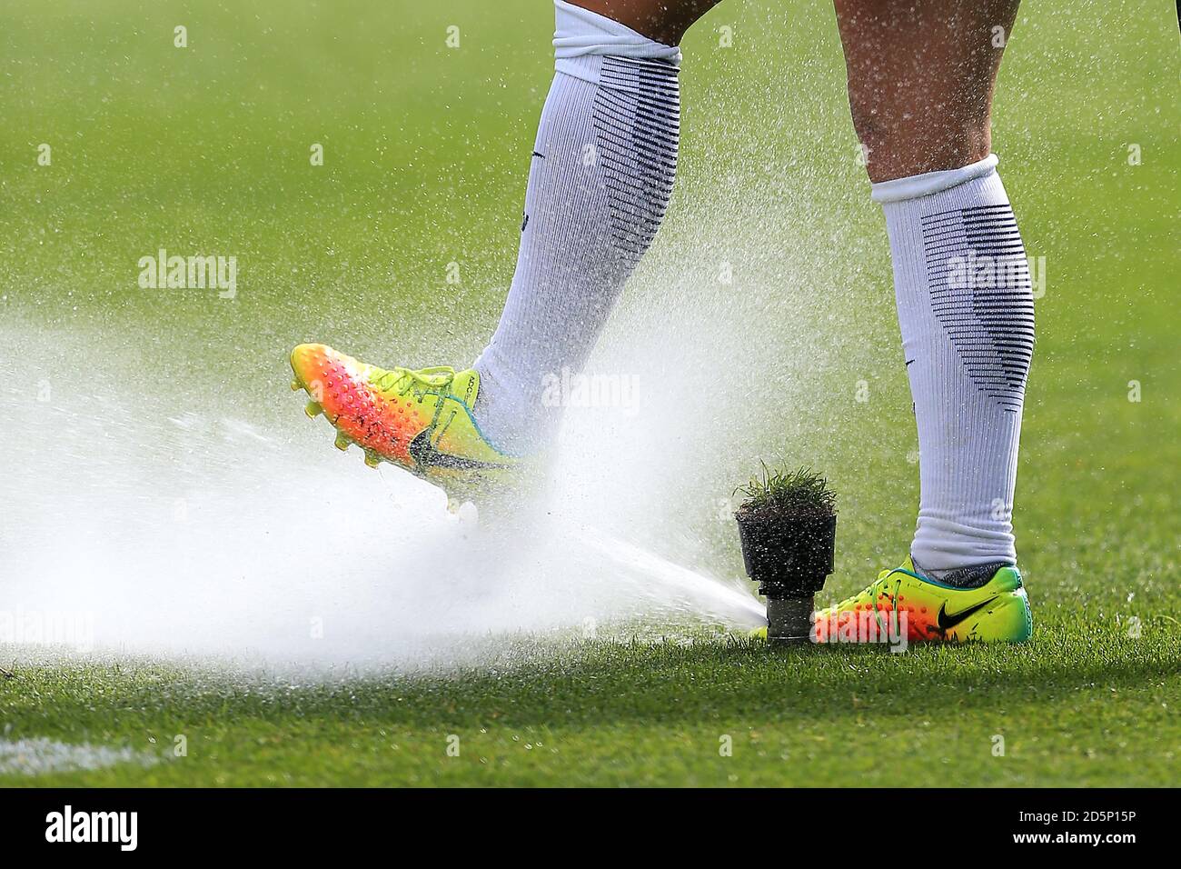 Izzy Christiansen von Manchester City putzt ihre Stiefel auf dem Spielfeld Sprinkler Stockfoto