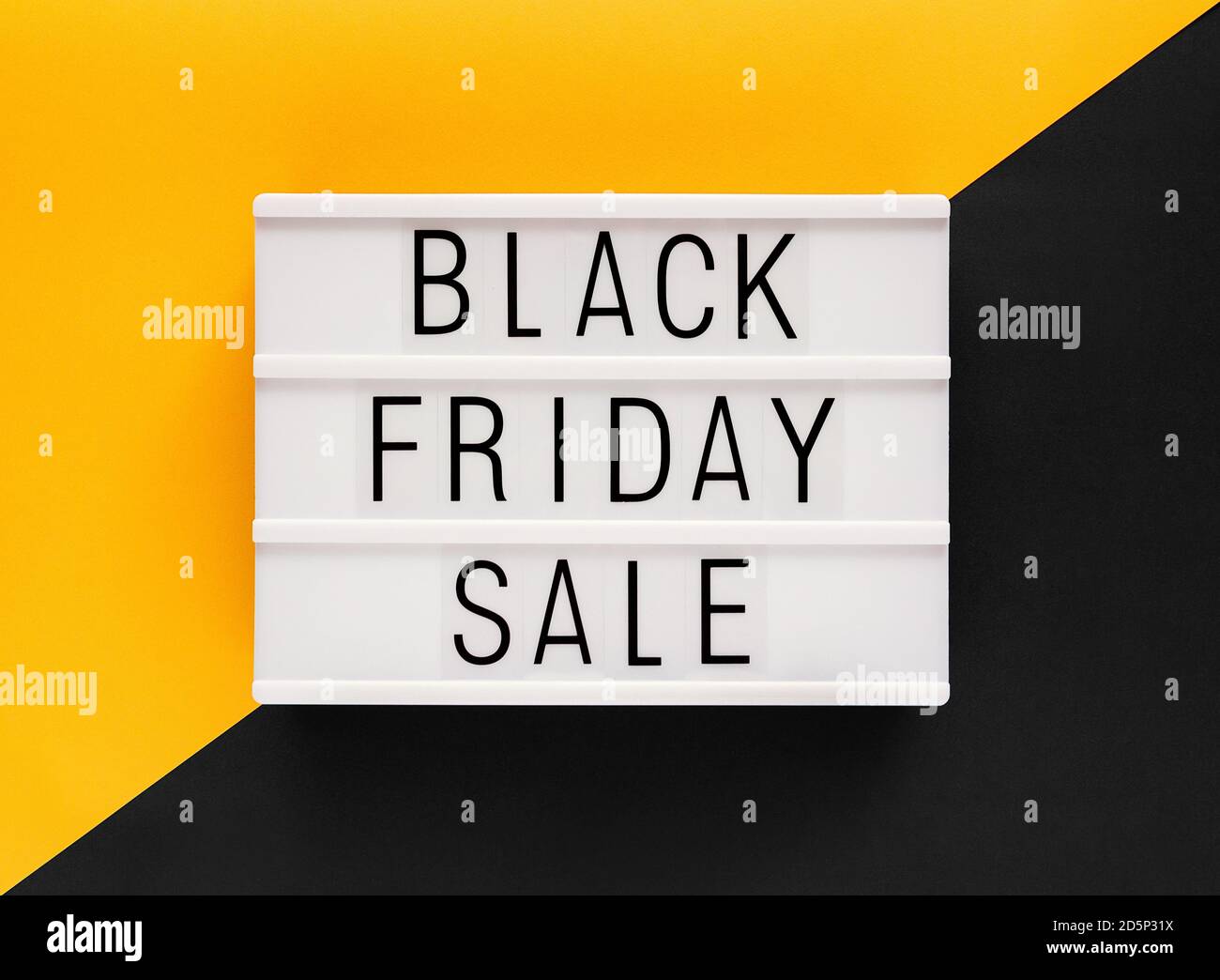 Stock Foto von Black Friday Verkauf Text auf einem weißen Leuchtkasten und ein bicolor Hintergrund Stockfoto