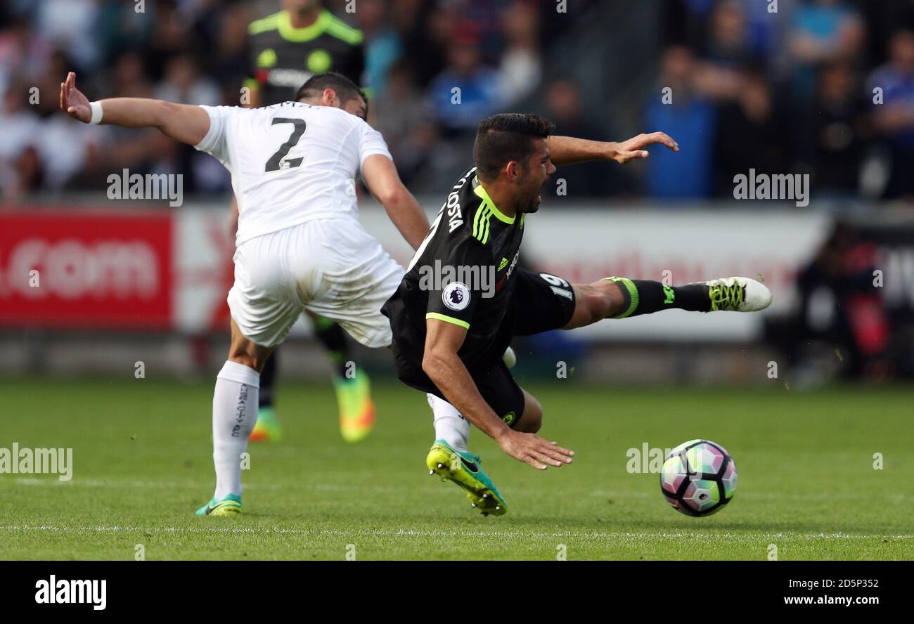 Jordi Amat von Swansea City und Diego Costa von Chelsea Stockfoto