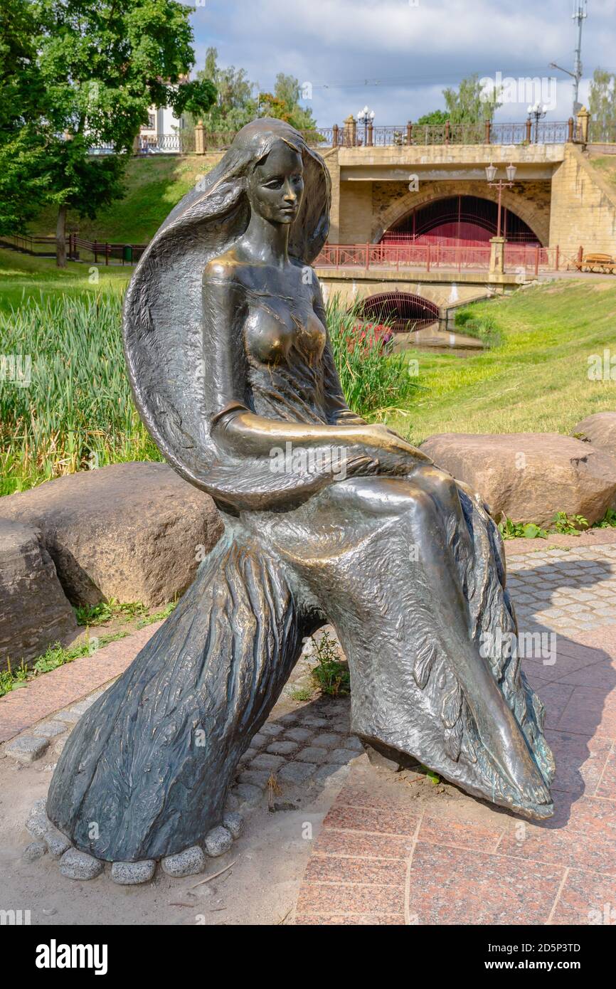 Bronzeskulptur eines schlanken Mädchens im Zhiliber Park In Grodno Stockfoto