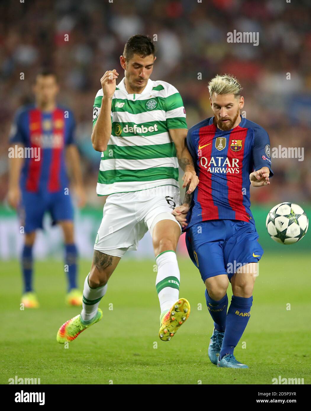 Barcelonas Lionel Messi und Celtic's NIR Bitton kämpfen um die Ball Stockfoto