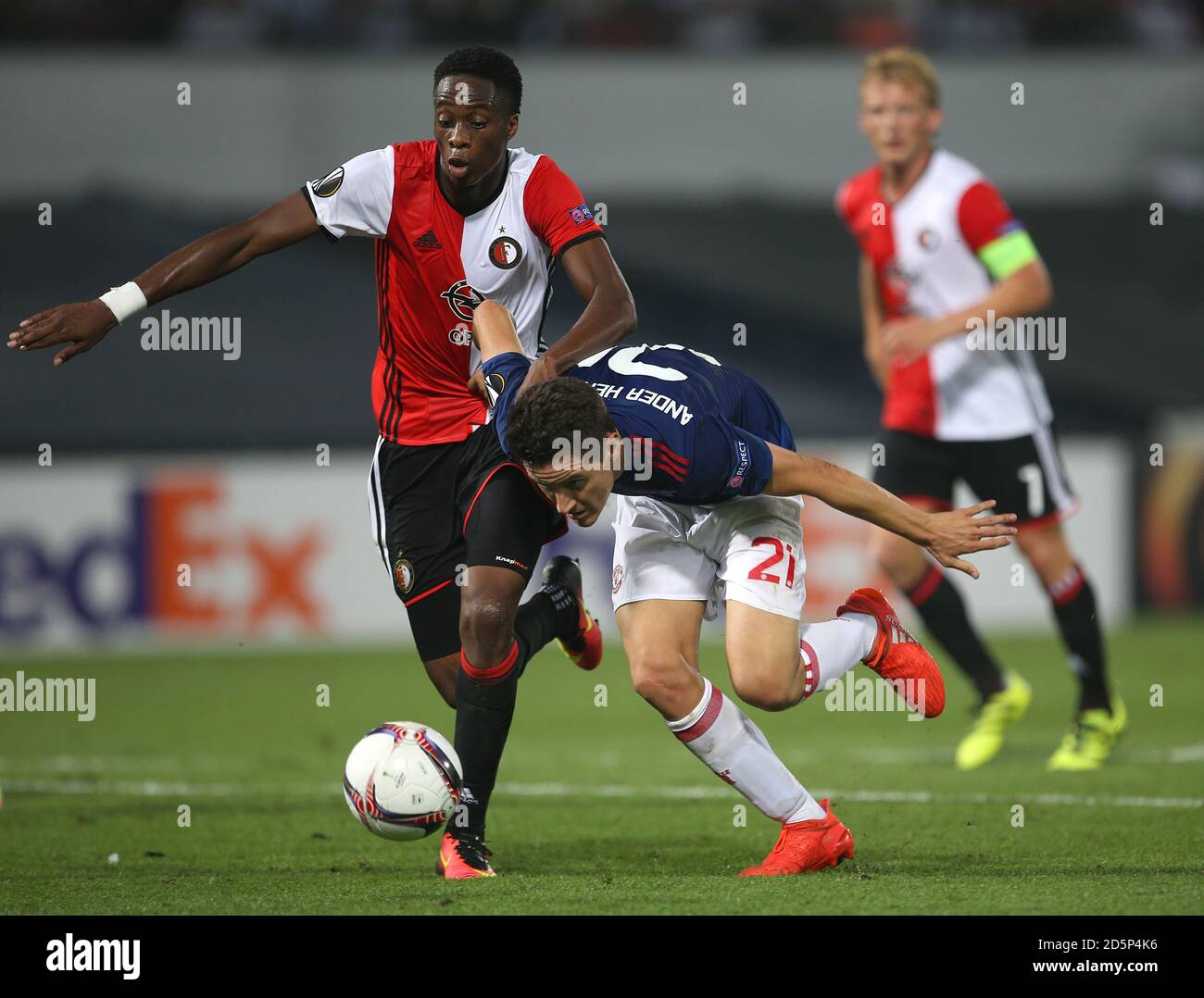 Feyenoords Terence Kongolo (links) und Ander Herrera von Manchester United kämpfen um den Ball. Stockfoto