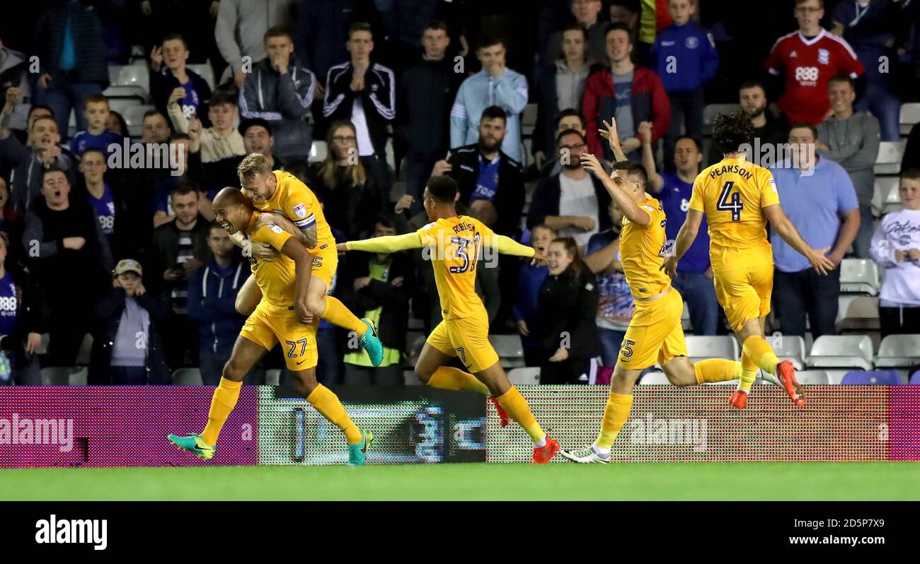Alex Baptiste (27) von Preston North End feiert das Scoring seiner Seite Erstes Tor des Spiels mit Teamkollegen Stockfoto